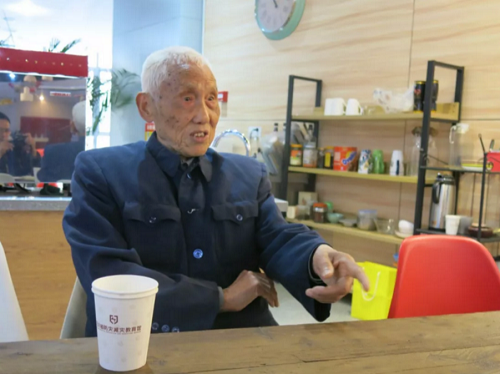 开江老人情系汶川地震十周年